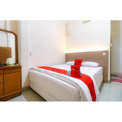 RedDoorz Plus near WTC Batanghari Mall