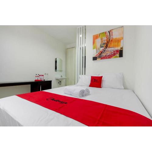 RedDoorz Plus @ Pasar Baru