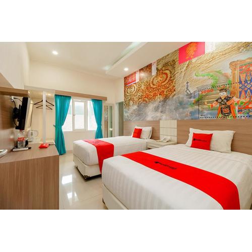 RedDoorz Plus @ Point Phila Cihampelas