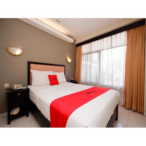 RedDoorz Plus @ Singosari Raya