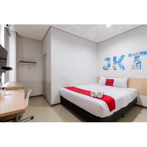 RedDoorz Plus Syariah near Mall Pondok Indah