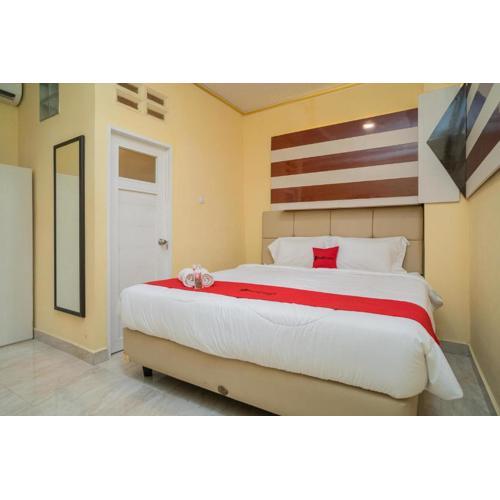 RedDoorz Plus Syariah near Pasar Turi