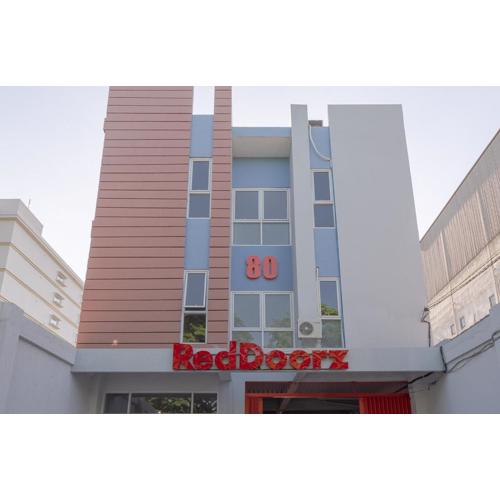 RedDoorz Plus Syariah @ Raya Nginden 2