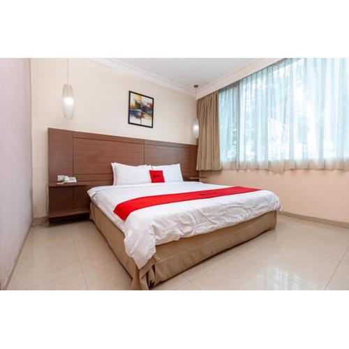 RedDoorz Premium at Hotel Ratu Residence
