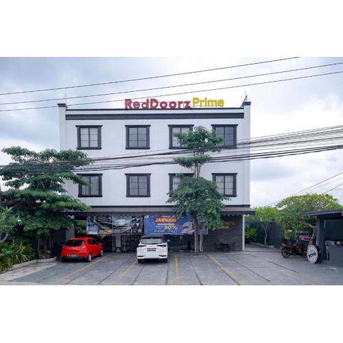 RedDoorz Premium at Raja Hostel Syariah
