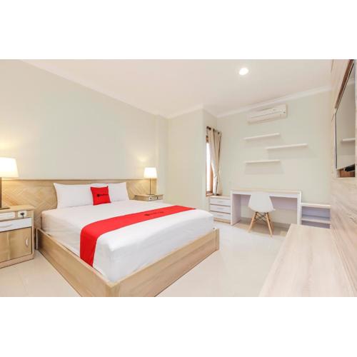 RedDoorz Premium near Ragunan Zoo 2