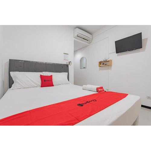 RedDoorz Syariah At Afifah Guest House near Bikasoga Sport Center