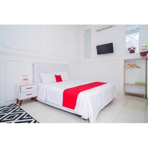 RedDoorz Syariah at Aura Homestay