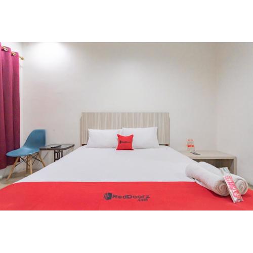 RedDoorz Syariah at Cigadung Raya Street