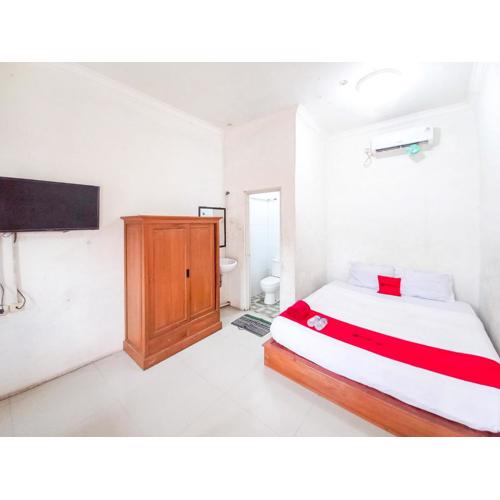RedDoorz Syariah at Homestay Bougenville near Taman Alun-Alun Kota Lamongan