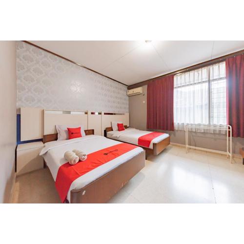 RedDoorz Syariah at Hotel Budi Family