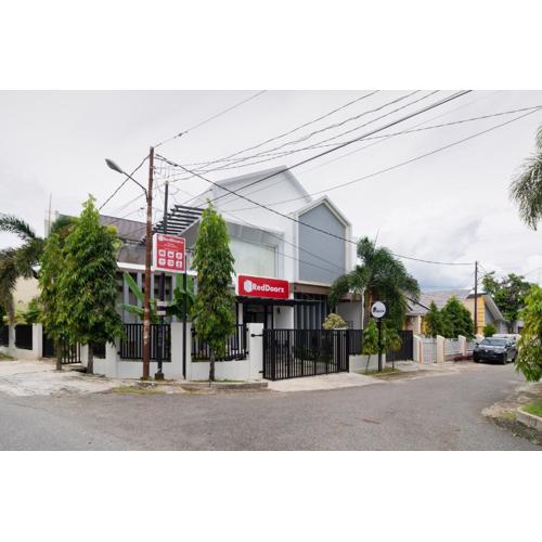 RedDoorz Syariah at Jalan Andalas Padang