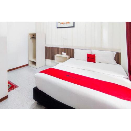 RedDoorz Syariah at Penginapan Eby Padang