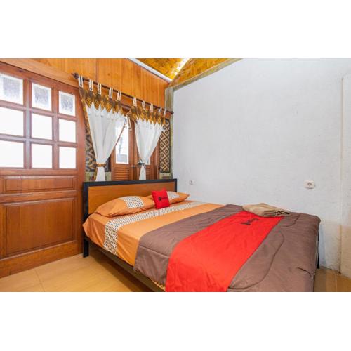 RedDoorz Syariah At Wisma Djokorio Poncokusumo