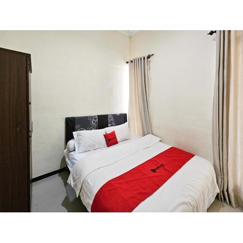 RedDoorz Syariah Nanna Homestay Near Dino Park