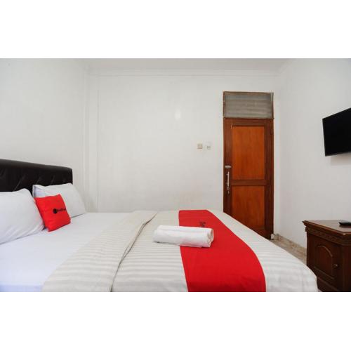 RedDoorz syariah near AEON Mall Tanjung Barat