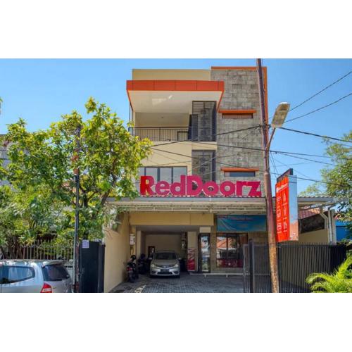 RedDoorz Syariah near Airlangga University Campus B
