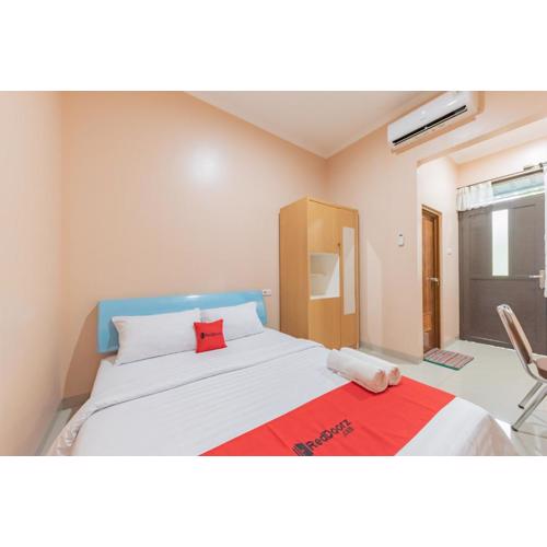 RedDoorz Syariah near Alun Alun Palimanan