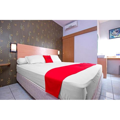 RedDoorz Syariah near BTC Fashion Mall