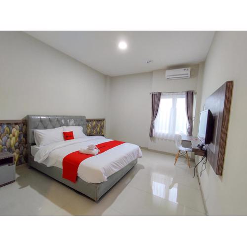 RedDoorz Syariah near GOR Satria Area