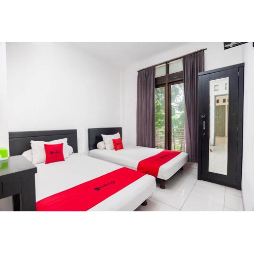 RedDoorz Syariah near Grand Galaxy Park