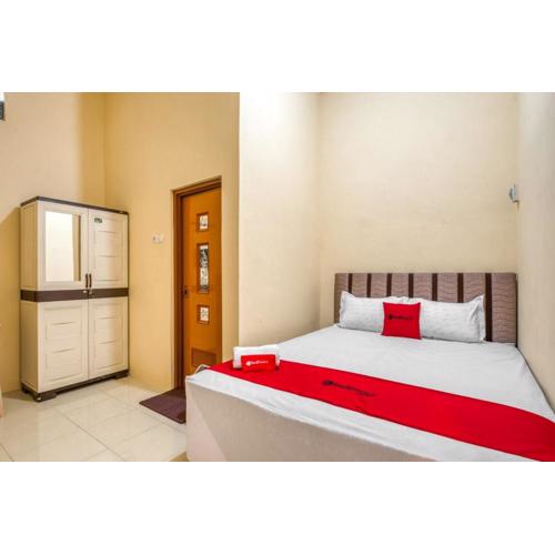 RedDoorz Syariah near Kebon Rojo Park Blitar