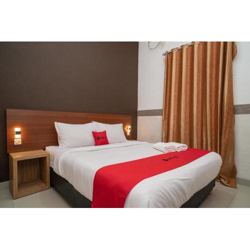 RedDoorz Syariah near Kota Cinema Mall Jatiasih