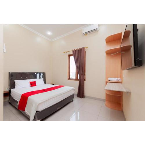 RedDoorz Syariah near Lemahabang Station