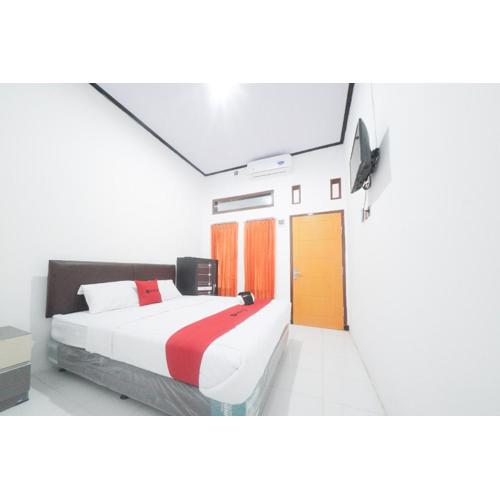 RedDoorz Syariah near Mall Roxy Banyuwangi 2