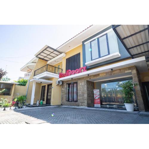 RedDoorz Syariah near Marvel City Mall 2