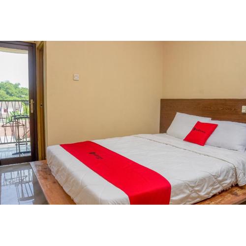 RedDoorz Syariah near Pasar Modern Cikopo