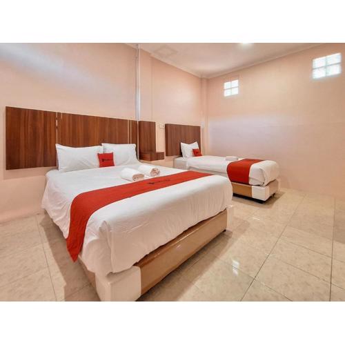 RedDoorz Syariah near Pasar Raya Padang