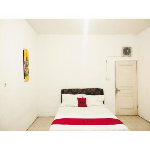 RedDoorz Syariah near RS Siti Khodijah Sepanjang