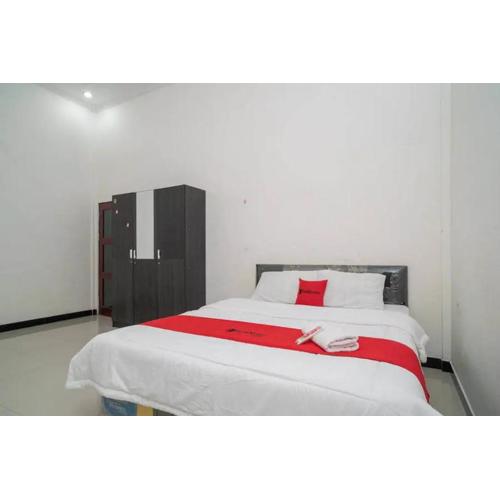 RedDoorz Syariah Near Syamsudin Noor Airport 4