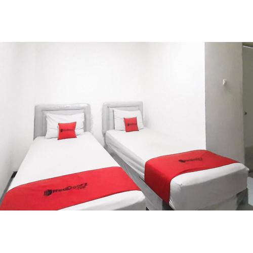 RedDoorz Syariah Near Transmart Mall Palembang