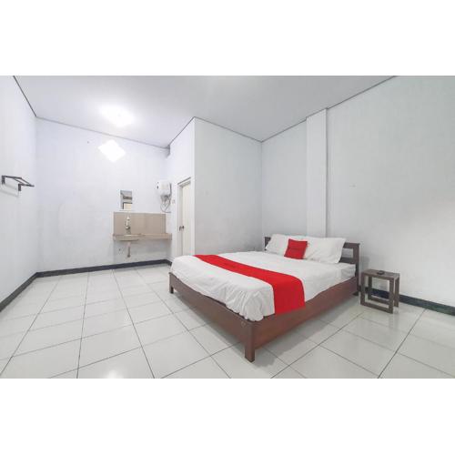 RedDoorz Syariah near Universitas Muhammadiyah Cirebon