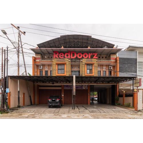 RedDoorz Syariah near Universitas Putra Indonesia Padang