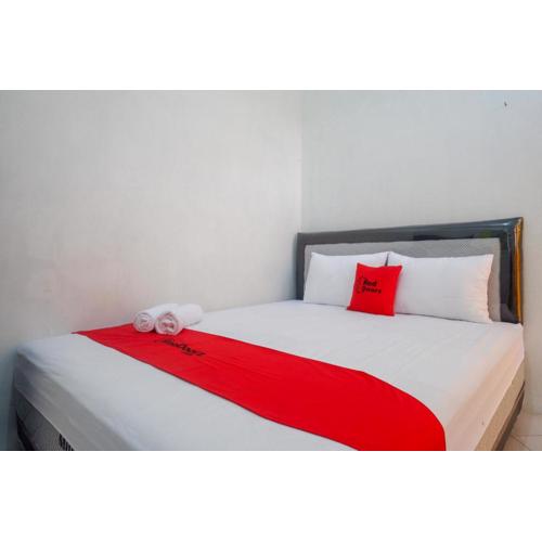 RedDoorz Syariah near Universitas Slamet Riyadi Solo