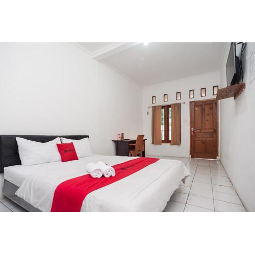 RedDoorz Syariah Plus near Jatiwarna Toll Gate