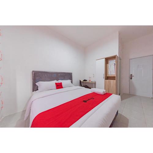 RedDoorz Syariah Plus near Tugu Bubur Ayam Cianjur