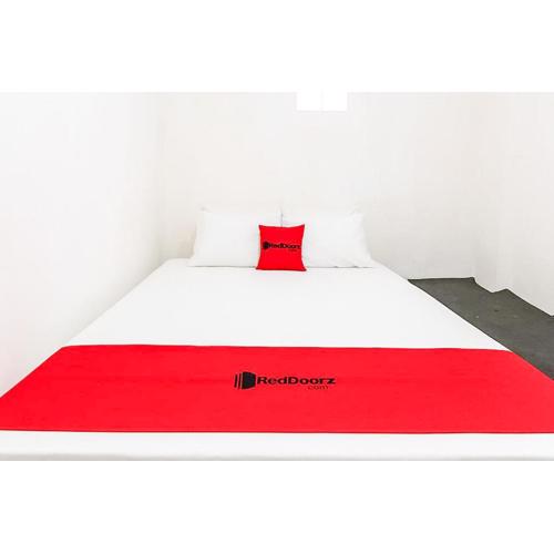 RedDoorz Yasmine Syariah near Taman Dayu