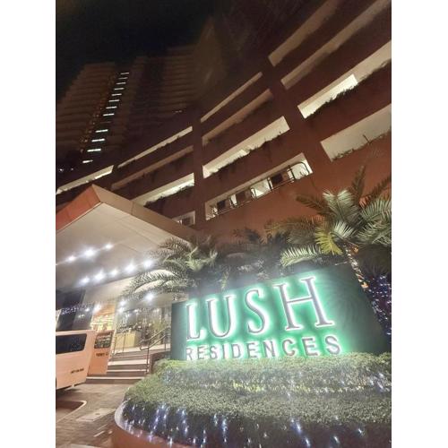 Relaxing 1BR condo with Pool and Balcony in Makati