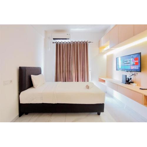 Relaxing Studio at Sky House Alam Sutera Apartment By Travelio