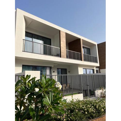 Relaxing villa with access to pool and beach