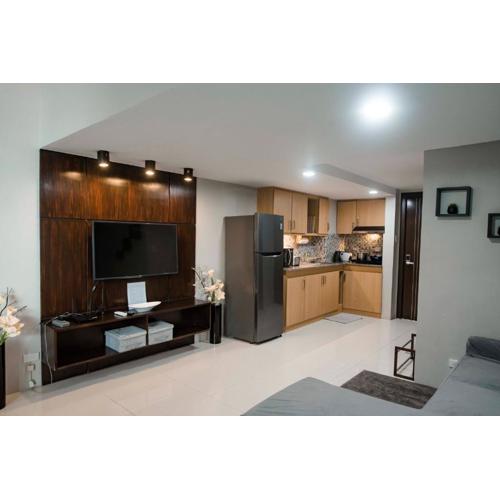 Renovated - City Center - Pool Access - 2 A/Cs