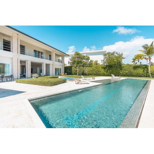 Retreat villa with lake view, maid,bbq in Punta Cana