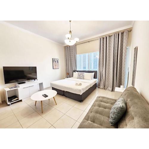 RH- Relaxing Studio, Downtown with private balcony, walk away from Burj Khalifa