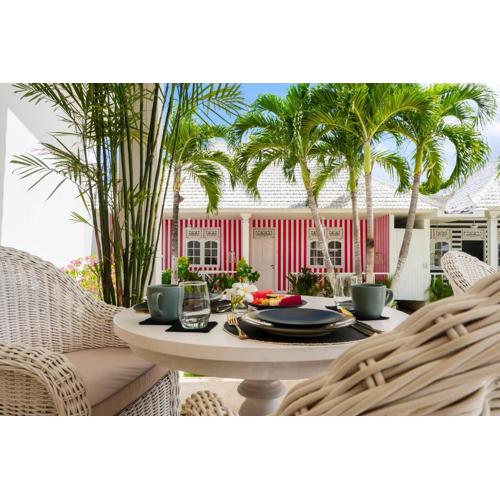 Ria Uluwatu, Tropical Chic Hotel