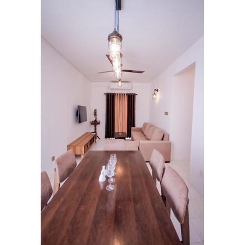 Richmond Hill Kings Apartment