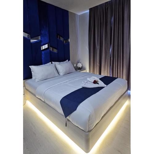 Risa Formosa, studio 25-10